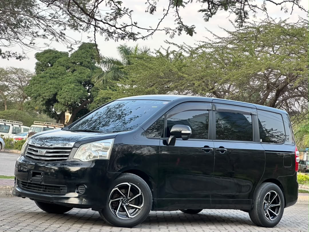 TOYOTA NOAH NEW thumbnail 2